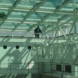 Telescopic gantries on mobile decks for glass roof cleaning Telescopic gantry on mobile deck for glass roof cleaning.